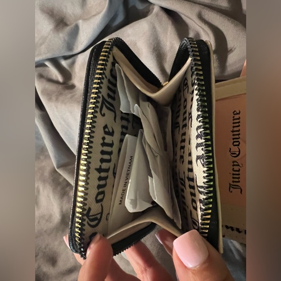 Juicy Couture Small Zip Around Wallet NWT - Picture 3 of 3